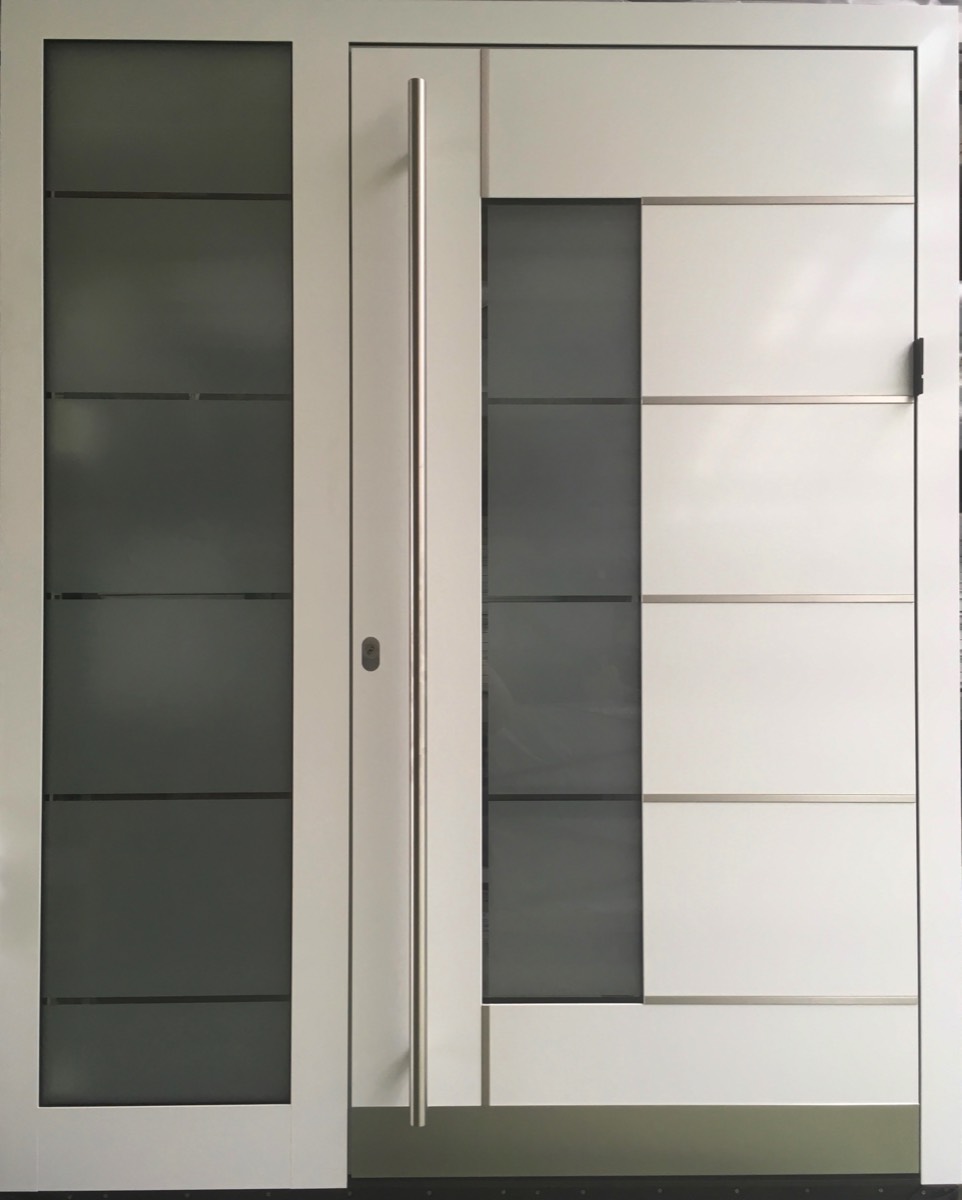 1-flg. Aluminium-Eingangstür mit festen Seitenteil + Edelstahlliesenen + Sandstrahlverglasung mit klaren Streifen
