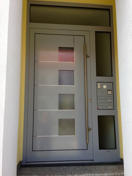 1-flüglige Eingangstür mit Oberlicht und festen Seitenteil inkl. Briefkastenanlage in Fenstergrau RAL 7040