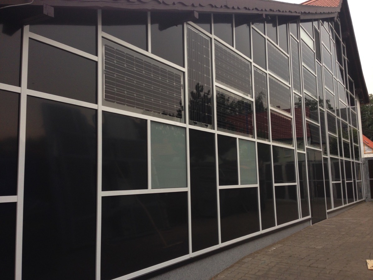 Aluminium Pfosten-Riegel-Vorhangfassade mit im Isolierglas integrierten Solar-Modulen