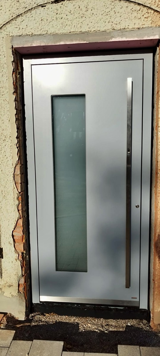 Aluminium Hauseingangstür in Fenstergrau RAL7040, Aufsatzfüllung beidseitig, Automatik-Verriegelung, Design-Stossgriff eckig mit integrierten Fingerscan, Wetterschenkel Edelstahloptik matt