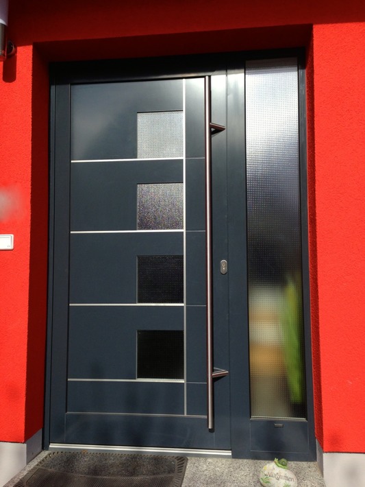 1-flg Eingangstür in RAL 7016 Anthrazitgrau mit Edelstahlliesenen + Seitenteil mit Verglasung Mastercarre