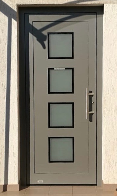 Aluminium-Eingangstür in RAL9007 Graualuminium